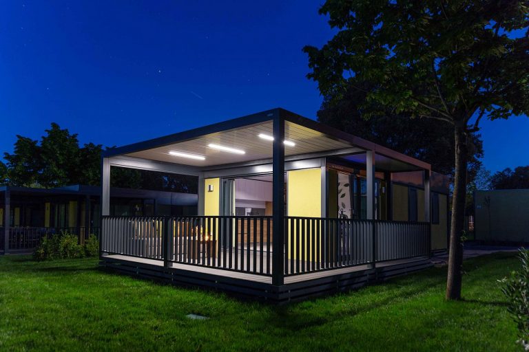 Osvetljena pergola Agava na počitniški hiški