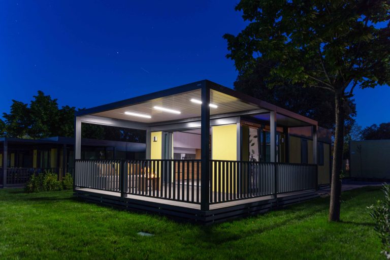Osvetljena pergola Agava na počitniški hiški