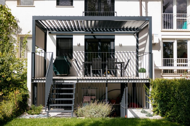 Pergola Agava s steklenim nadstreškom na majhni terasi
