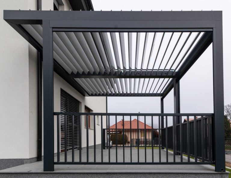 Bioklimatska pergola na balkonu z vgrajeno ograjo