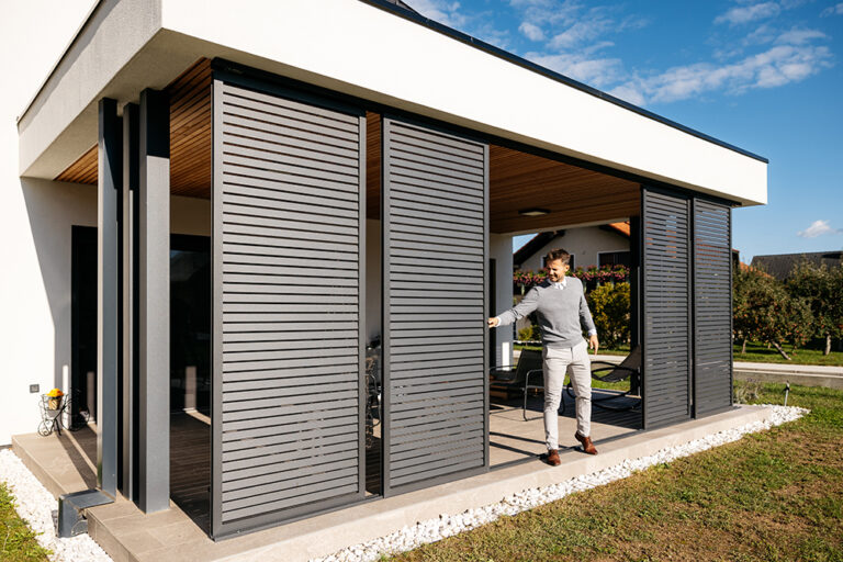 Bioklimatska pergola z drsnimi paneli