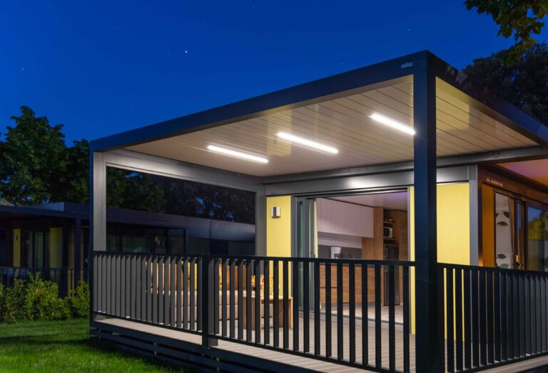 Bioklimatska pergola z vgrajeno osvetlitvijo in ograjo
