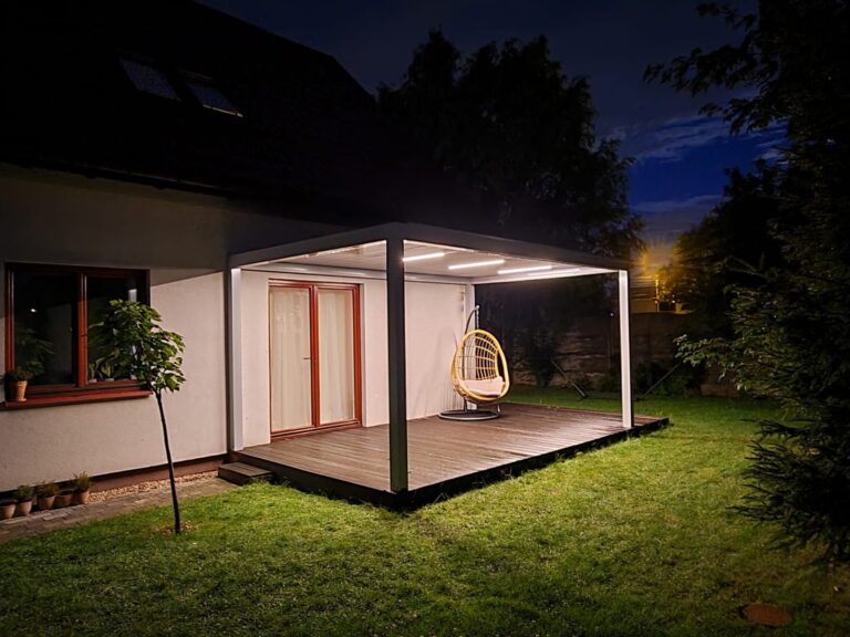 Bioklimatska pergola na vrtu, osvetljena v večernih urah