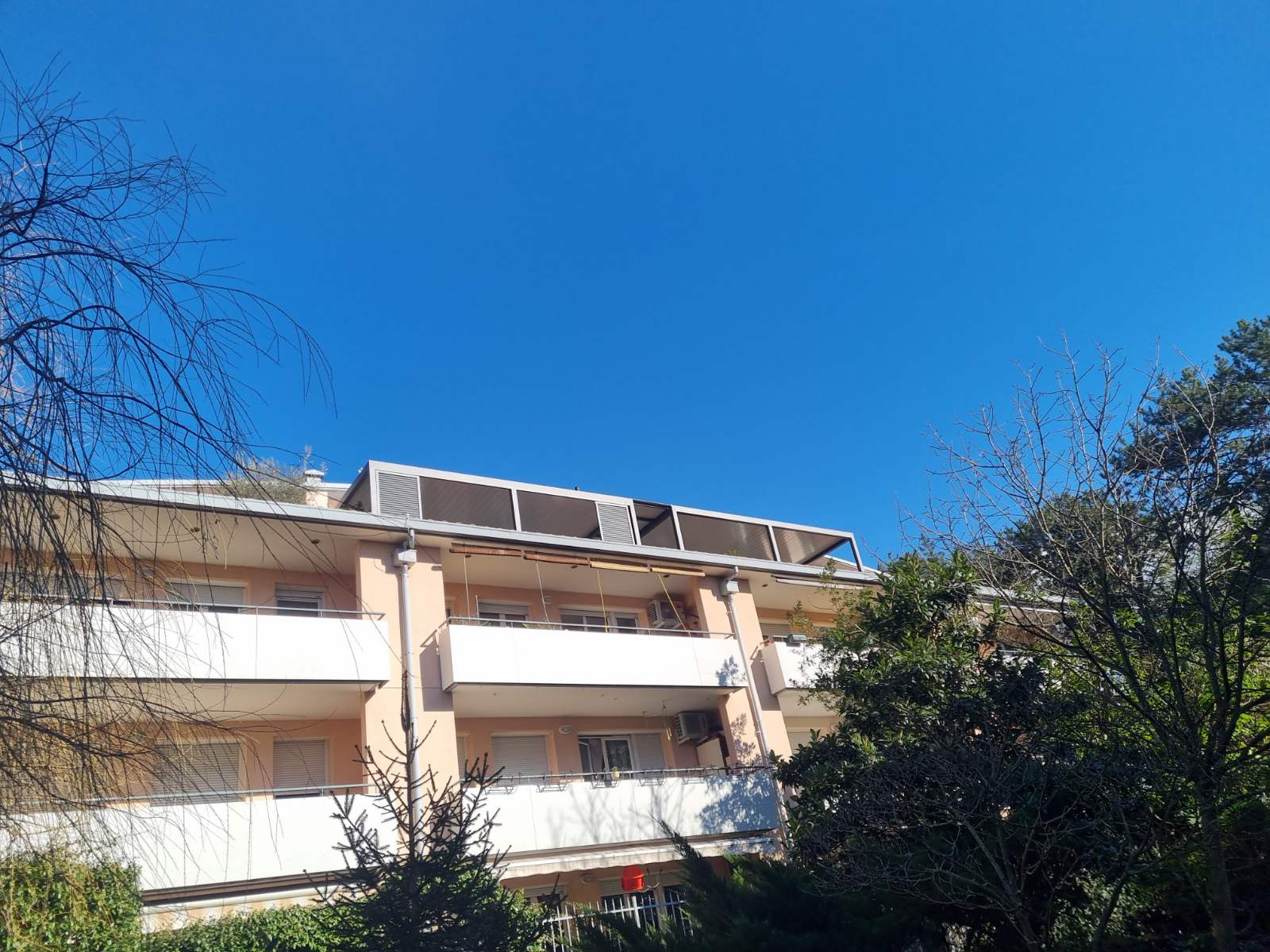 Doppelte Pergola auf der Dachterrasse