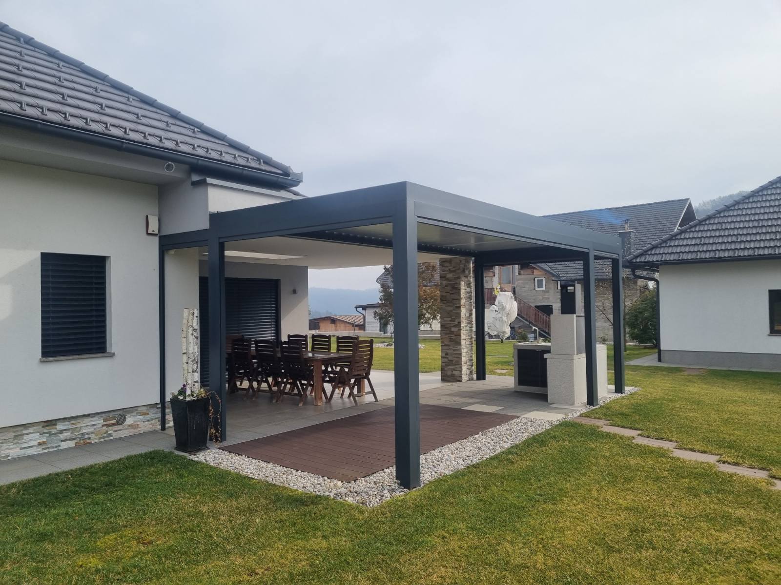 Eine Pergola und eine Outdoor-Küche sind eine großartige Kombination