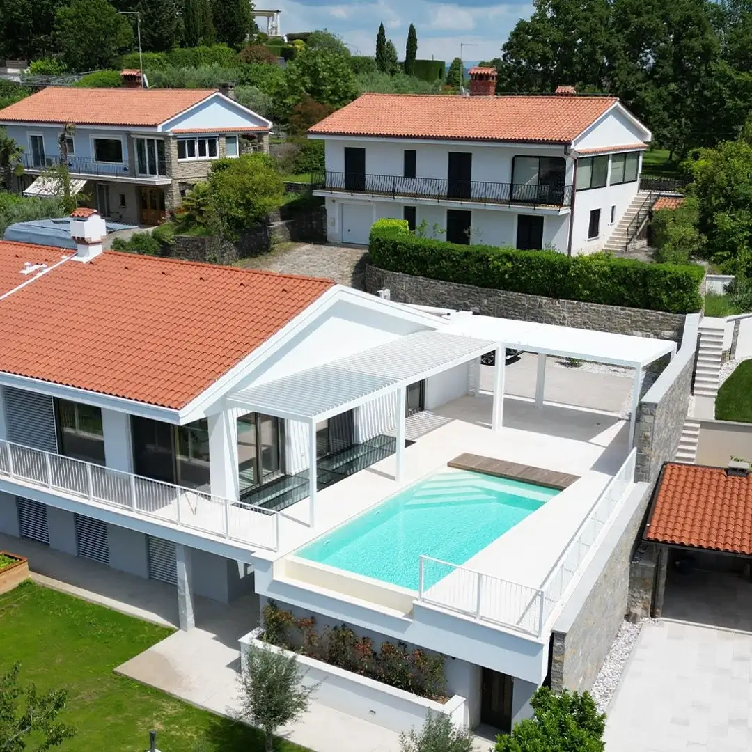 Bioklimatska pergola ob bazenu z belo konstrukcij