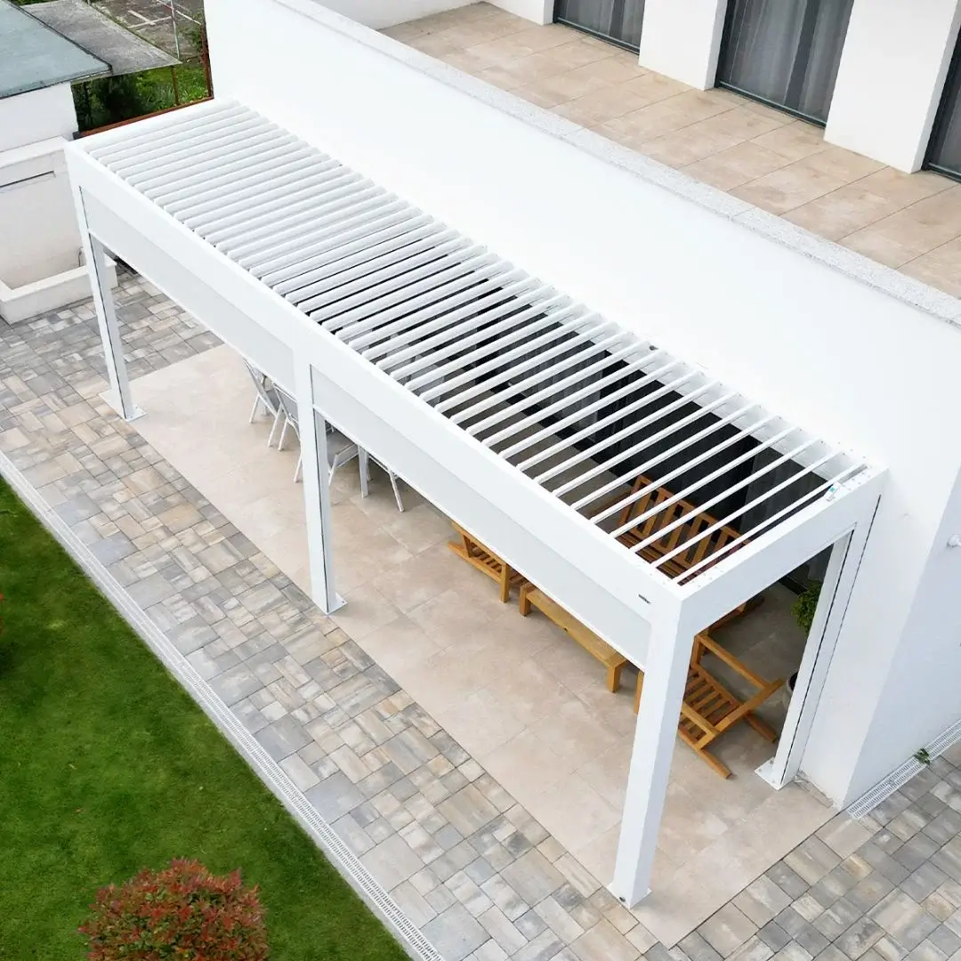 Bioklimatska pergola z belimi lamelami, nameščena na terasi