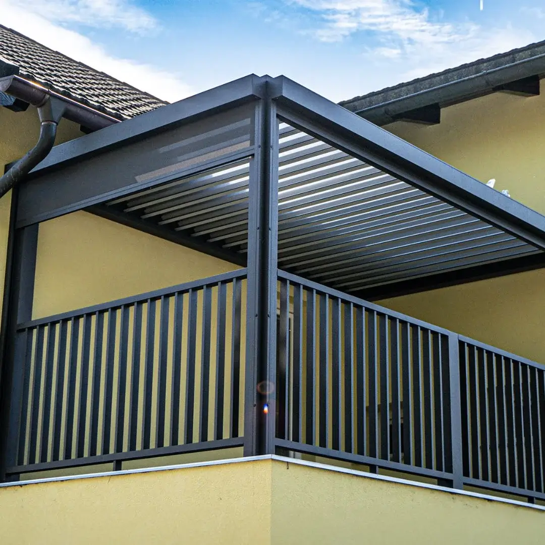 Bioklimatska pergola z integrirano ograjo in ZIP roloj