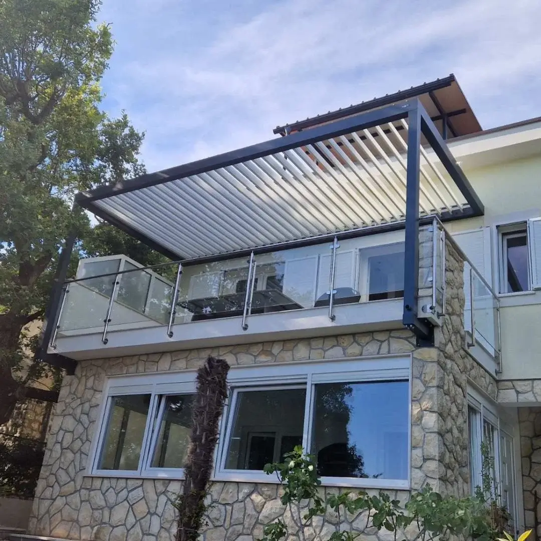 Bioklimatska pergola s fiksacijo pod balkonom