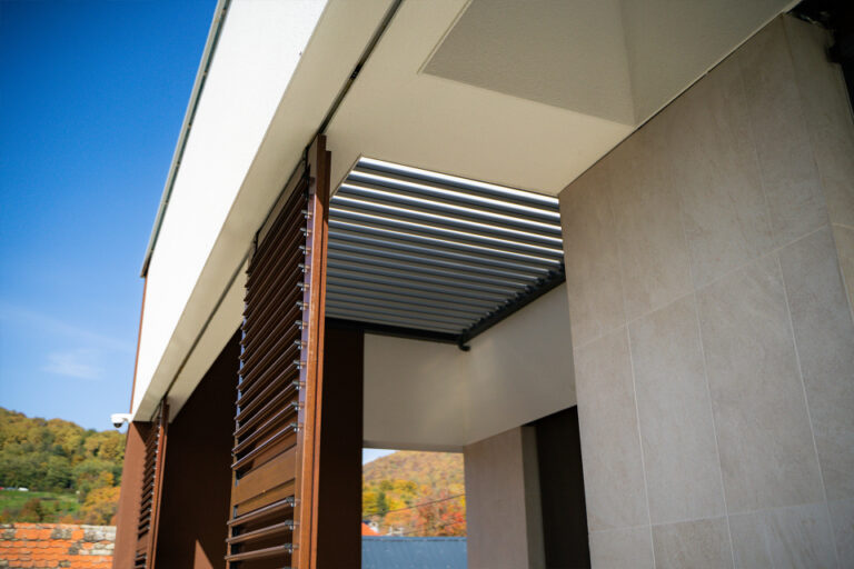 Pergola Typ 0 170 36 Braune Schiebepaneele Kroatien 1