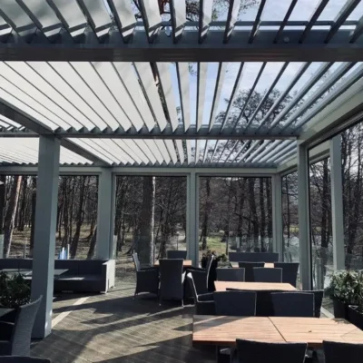 Bioklimatska pergola notranji zunanji prostor zaščita in ogrevanje