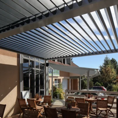Bioklimatska pergola v kavarni terasa