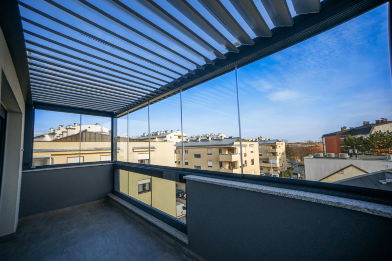 Pergola Soltec 170/28 (tip 1) ZIP rolo, stekleni drsni paneli, balkon, Hrvaška