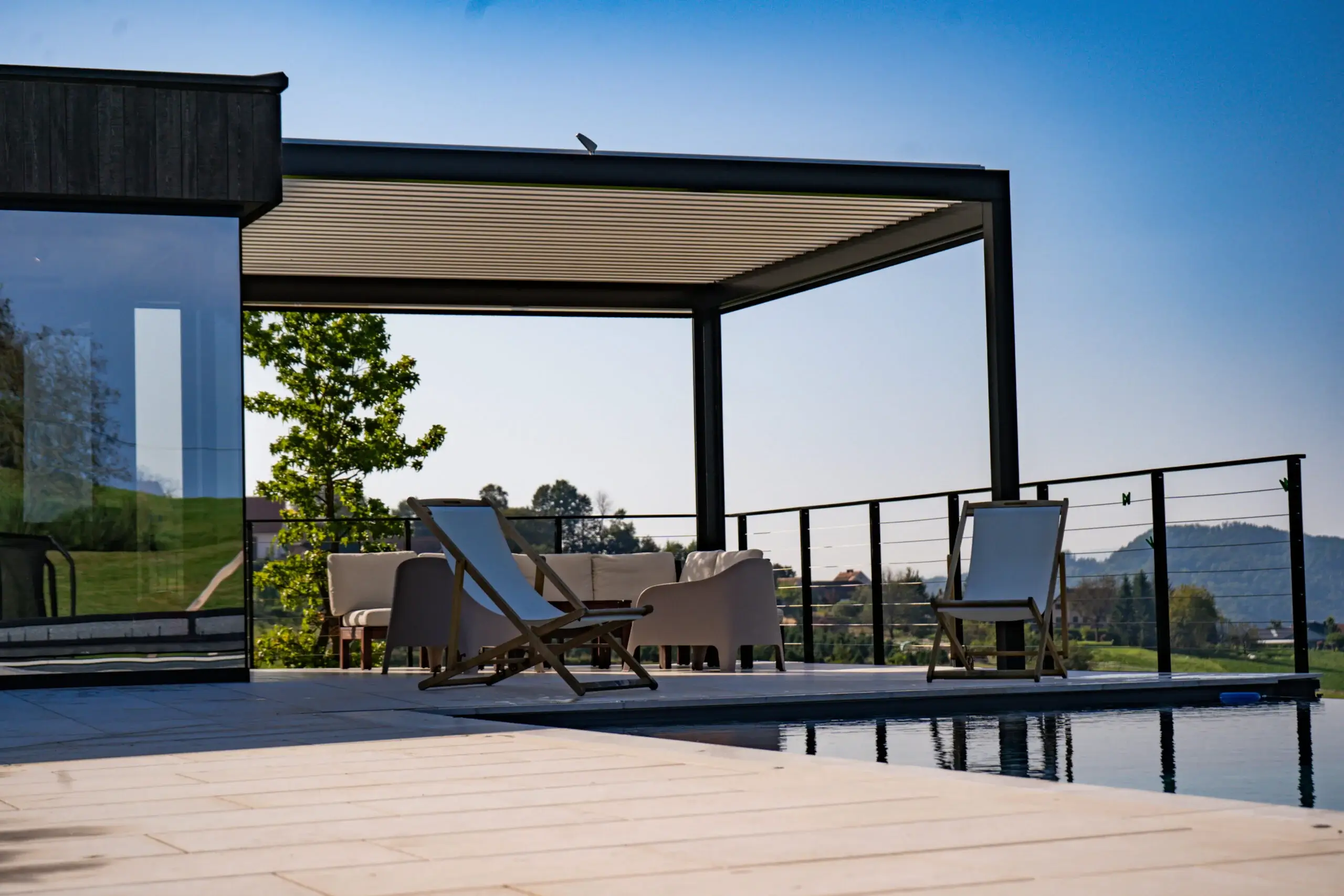 Bioklimatska pergola nadstrešek za teraso ob bazenu