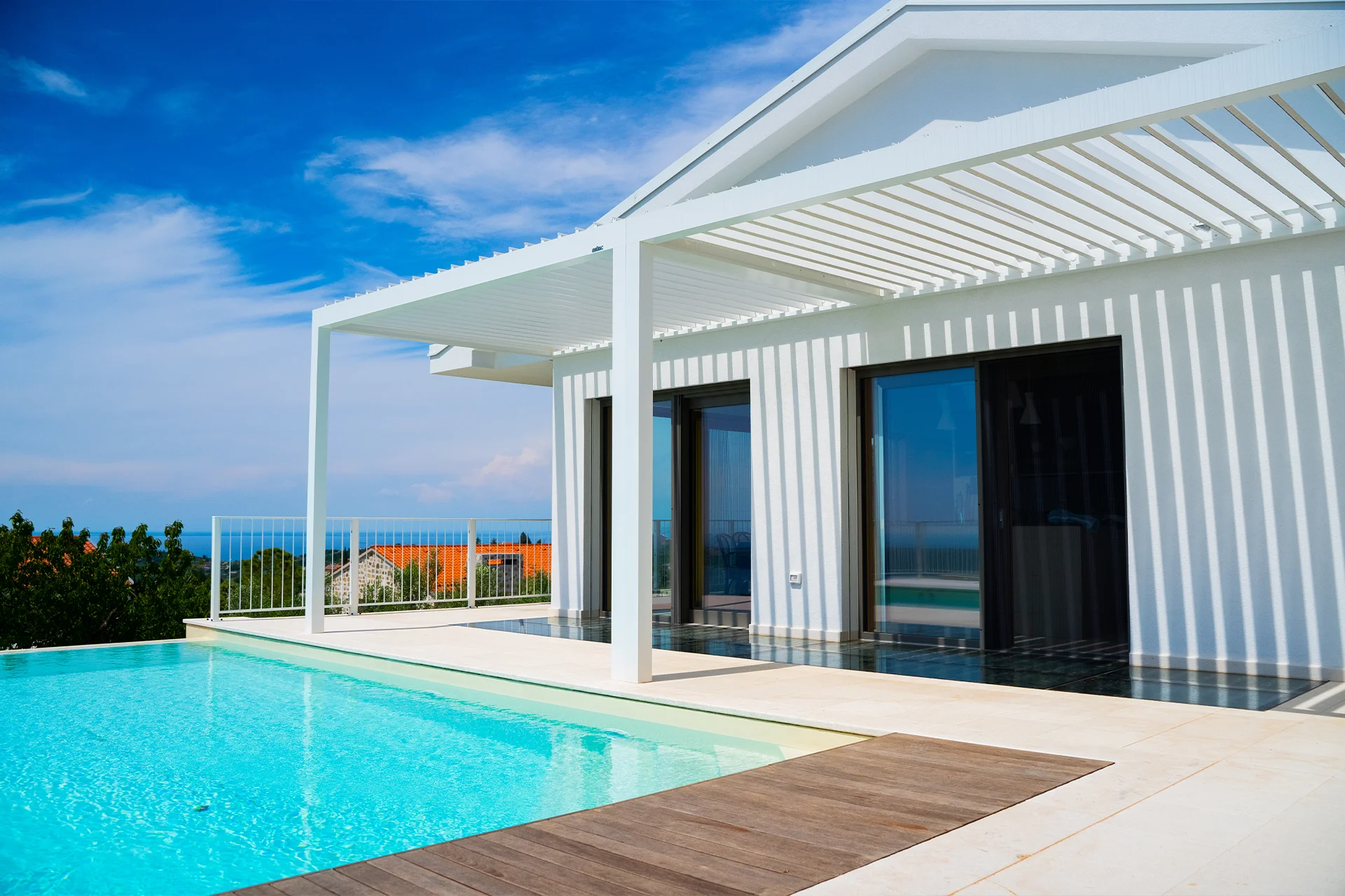Bioklimatska pergola SL 170/28 ob bazenu z razgledom na morje