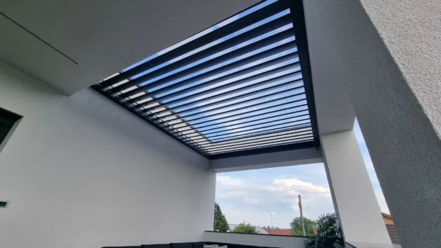 bioklimatska-pergola-170-28-odprte-lamele-pogled-navzgor Pogled navzgor na odprte lamele bioklimatske pergole SL 170/28