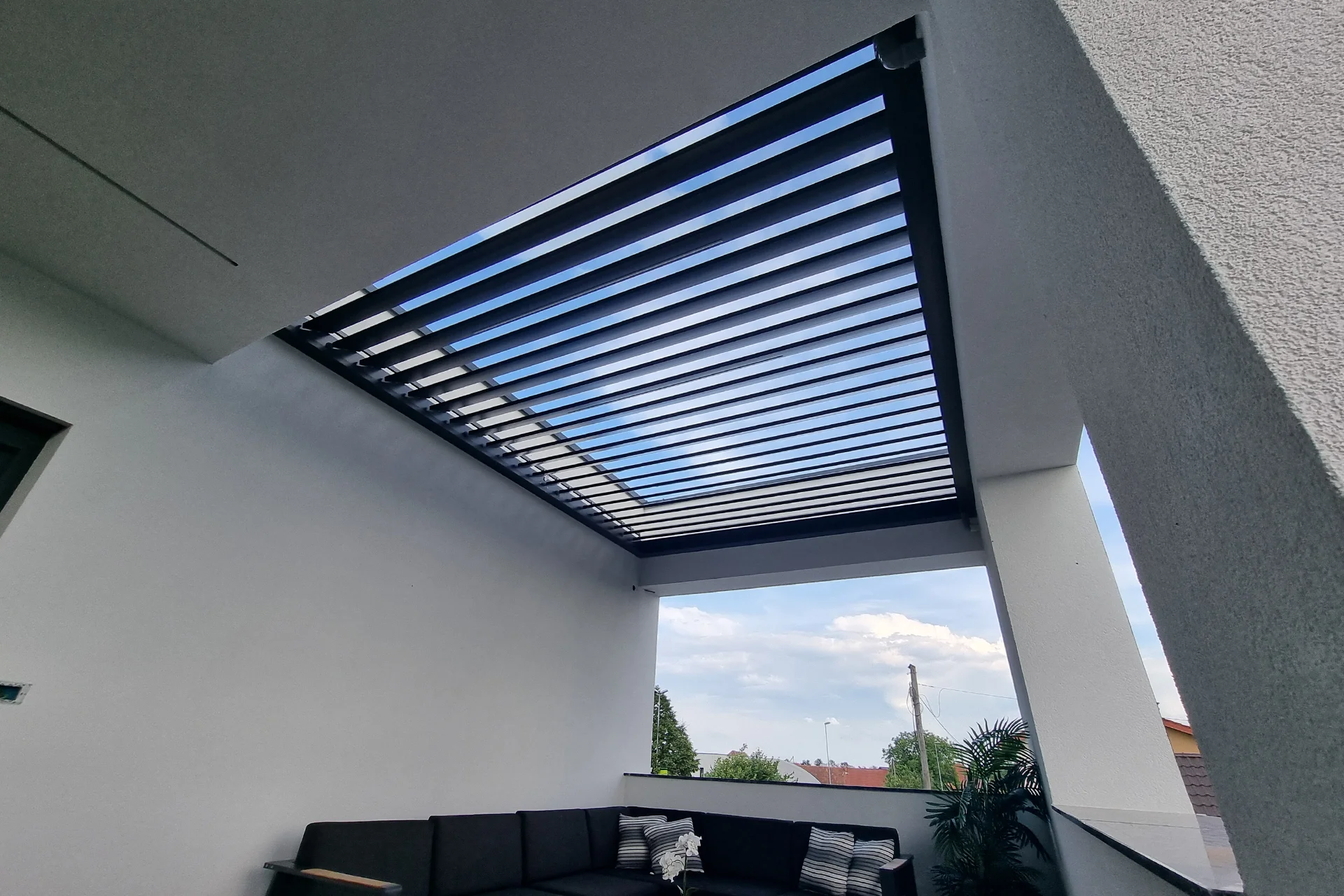Pogled navzgor na odprte lamele bioklimatske pergole SL 170/28