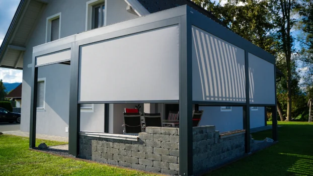 bioklimatska-pergola-170-28-zip-sencila-hisa Bioklimatska pergola SL 170/28 z zaprtimi ZIP senčili ob hiši