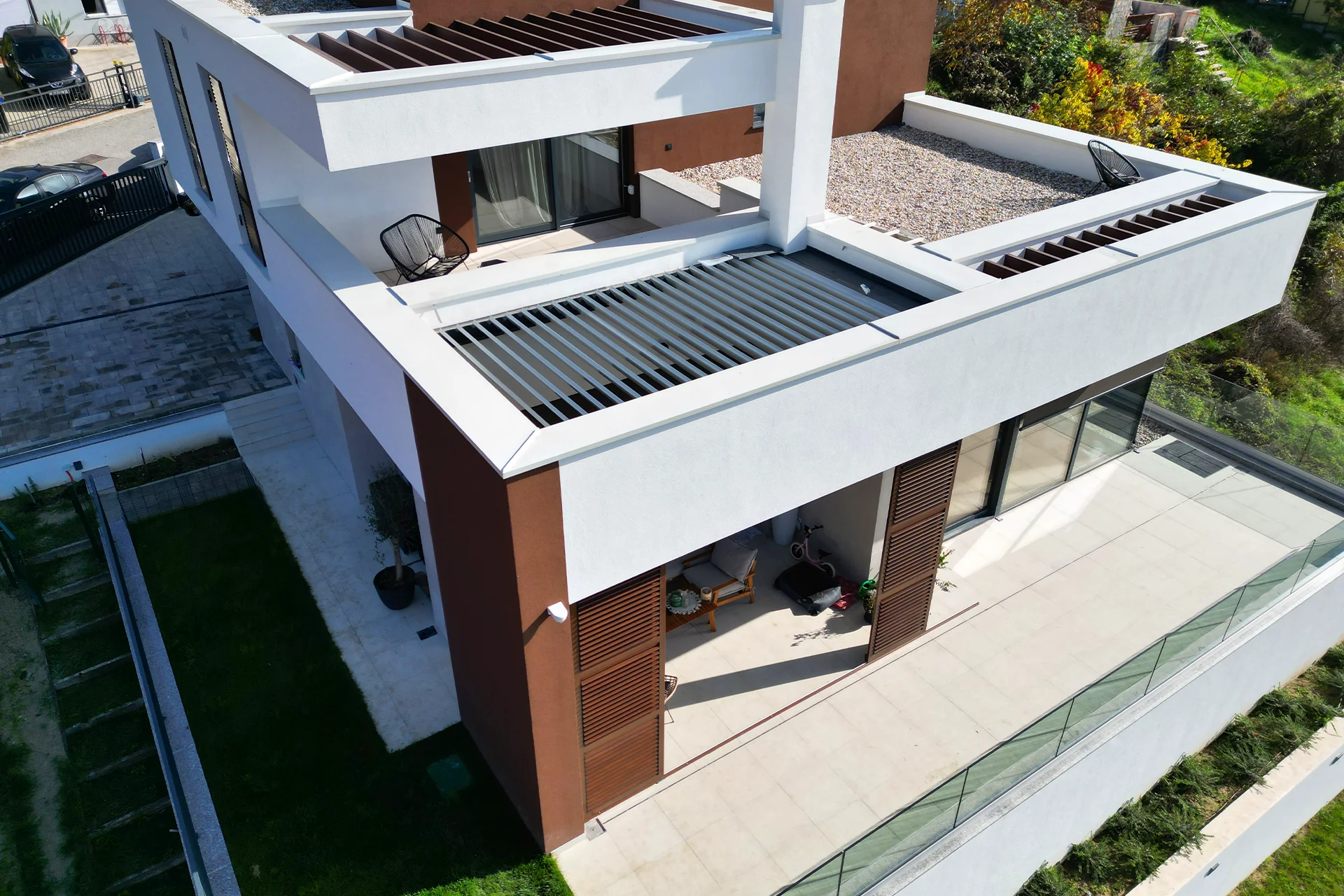 Bioklimatska pergola SL 170/36 na strešni terasi moderne hiše
