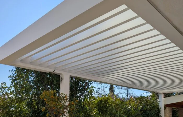 bioklimatska-pergola-170-42-lamele-vrt Bioklimatska pergola SL 170/42 z belimi lamelami nad vrtno teraso