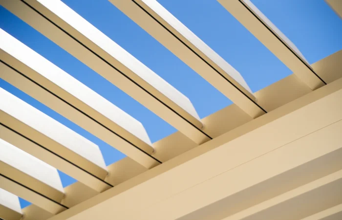 Aluminijaste lamele bioklimatske pergole SL 240/42 s pogledom proti nebu nad teraso
