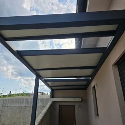 kombinirani-nadstresek-ozki-balkon-prilagodljivost-po-meri-steklo ALU nadstrešek s steklenim pasom nad pokritim hodnikom ob hiši