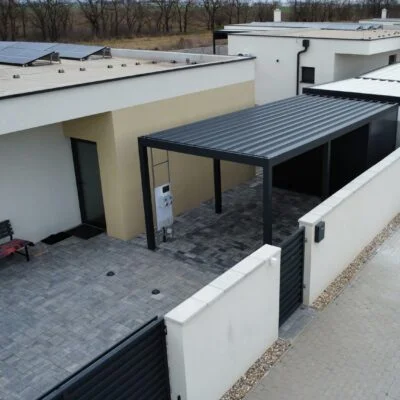 nadstresek-za-avto-sl170-referenca-postavitev-na-majhnem-prostoru Realizacija nadstreška za avto SL170 ob stavbi