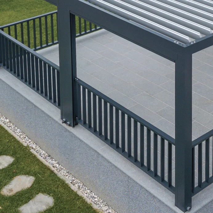 Aluminijasta ograja ob nadstrešku na terasi