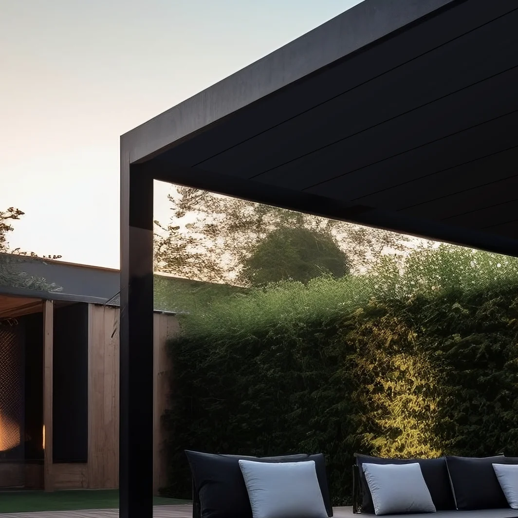 Bioklimatska pergola v večernem vzdušju z osvetljenim posedom